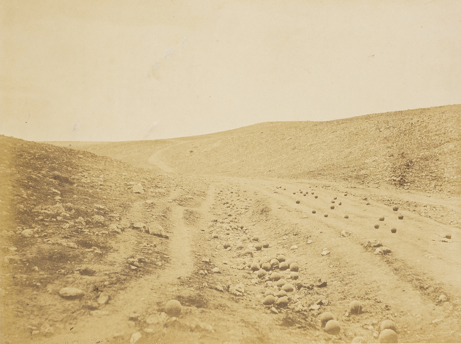 Inventarienr: FM 1964 001 133 Konstnärens namn: Roger Fenton Originaltitel: The Valley of the Shadow of Death Alternativ titel: Dödsskuggans dal Datum: 1855 Reprofoto: Åsa Lundén