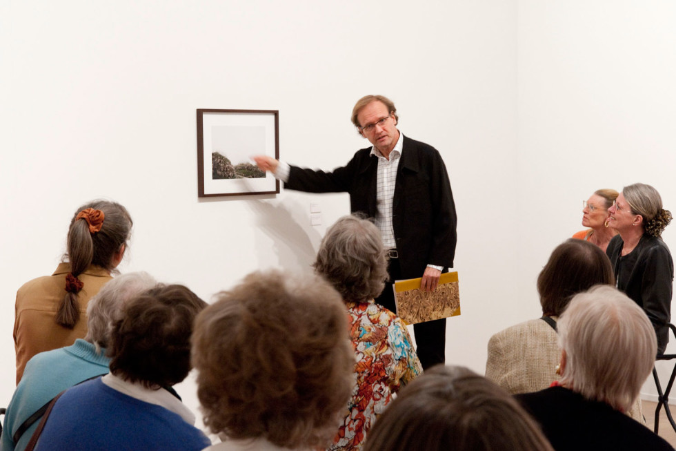 Guide with group in front of apinting