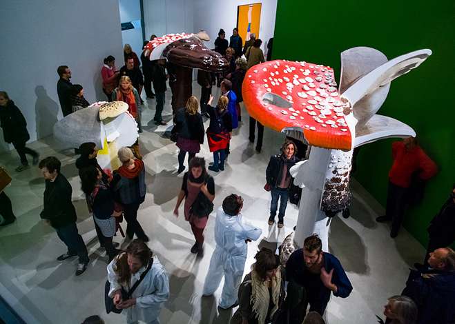 Folksamling inne i utställningen Supersurrealismen på Moderna Museet Malmö