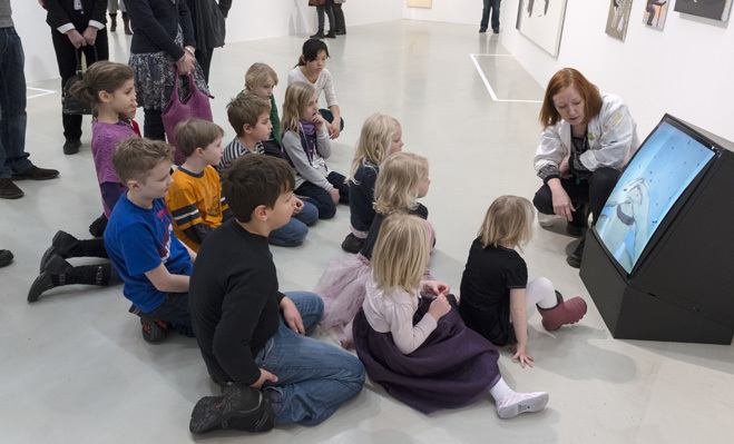 Barnvisning i Tala Madanis utställning på Moderna Museet Malmö