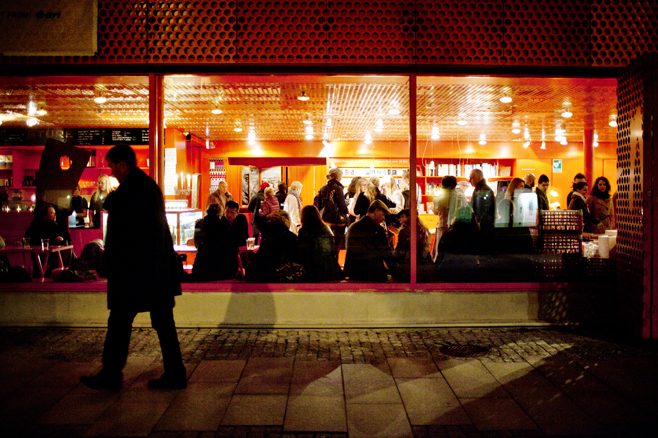 photo of Moderna Museet Malmö's night facade 