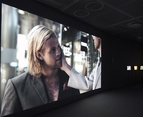 Installationsvy som visar stillbild från Santiago Mostyns verk Delay på Moderna Museet Malmö