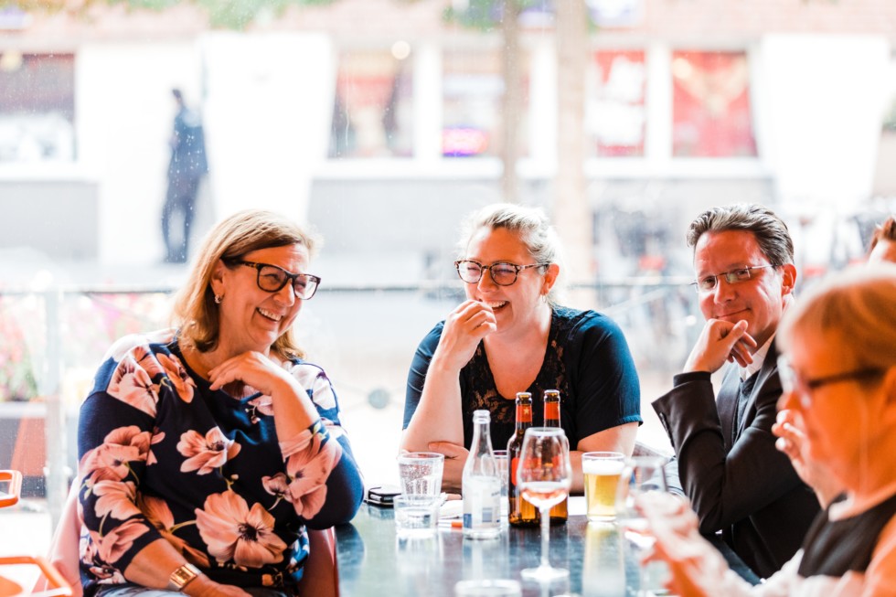 Four people at a cafetable inside Moderna Museet Malmö