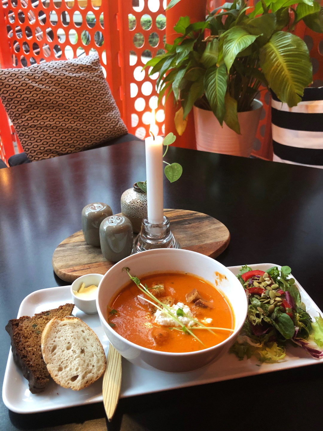 A bowl with tomatosoup on cafetable