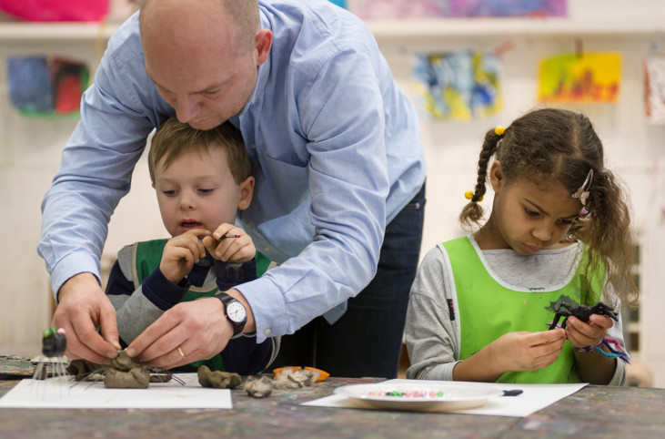 Man with two children creating in Verkstan