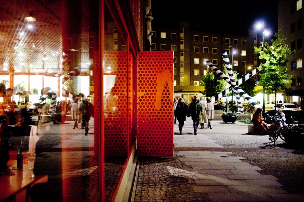 Moderna Museet Malmös facade by night