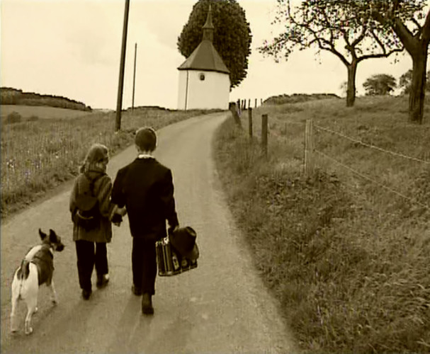 Stillbild från video av Rosemarie Trockel.