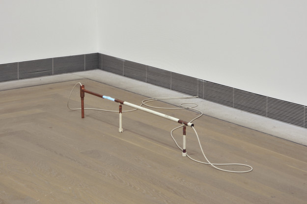 Installation av Nina Canell.