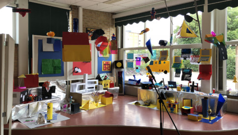 Utställning på skola med pappersverk