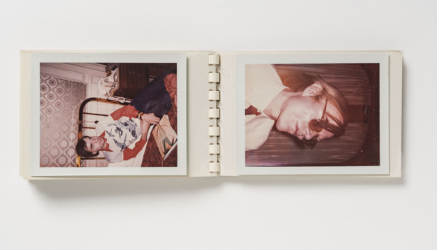 Foto av öppet fotoalbum.