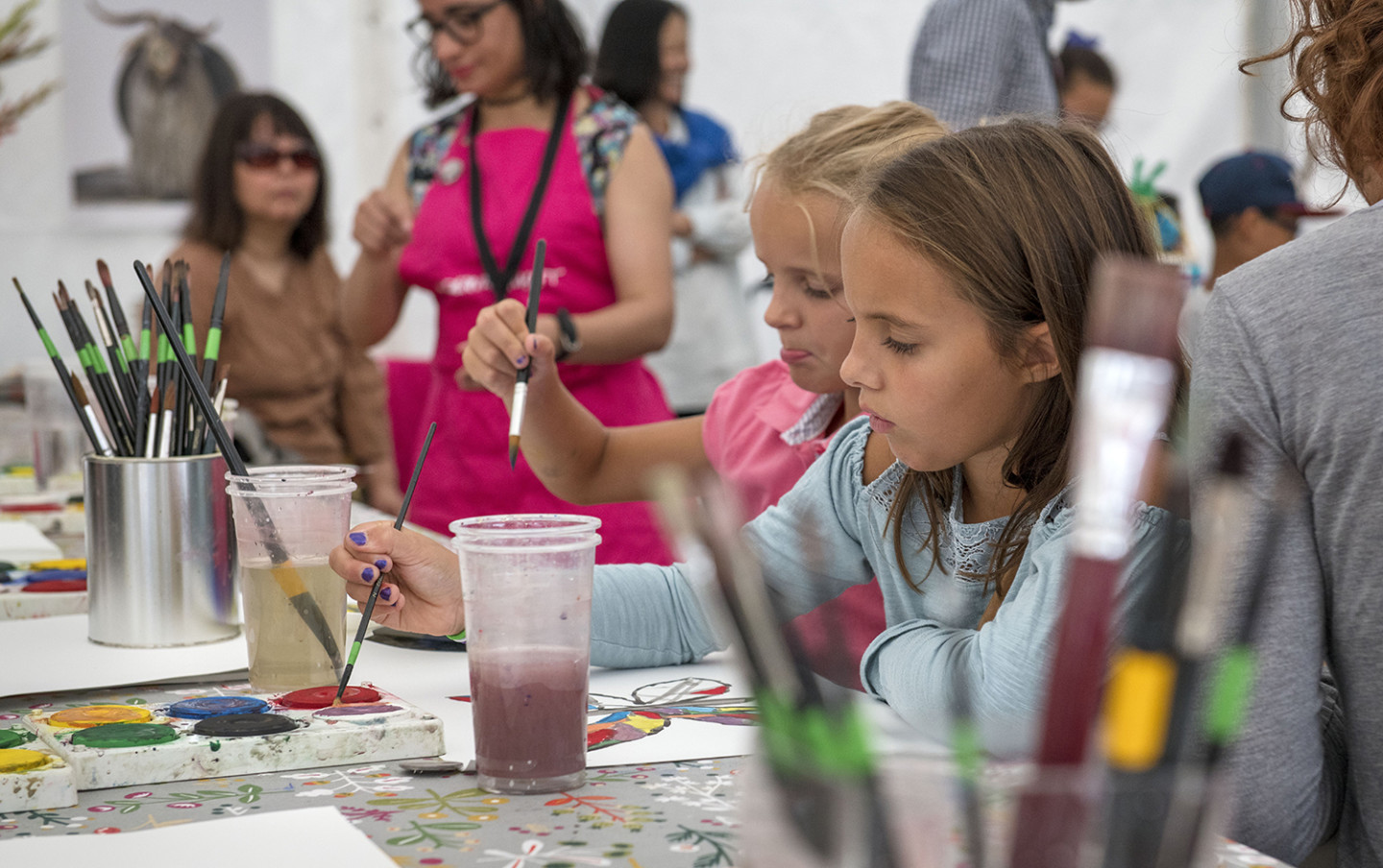 Children in Verkstan painting.