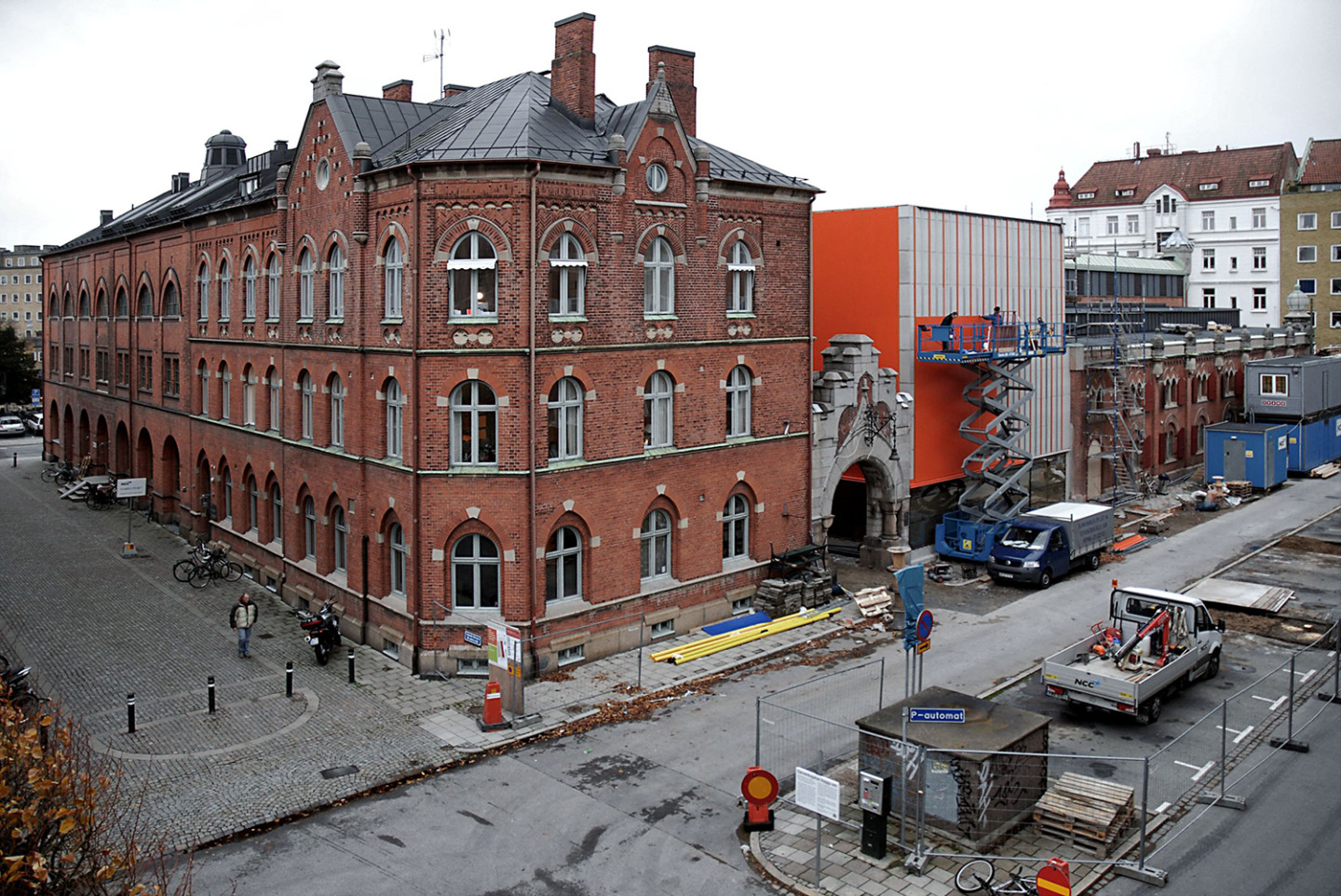 Exteriör av Moderna Museet Malmö under renovering.