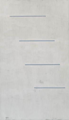 Målning i vitt med fyra blå linjer