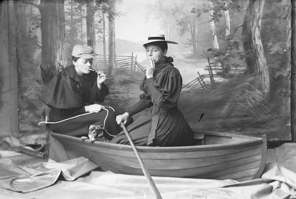 Fotografi av två kvinnor i en båt