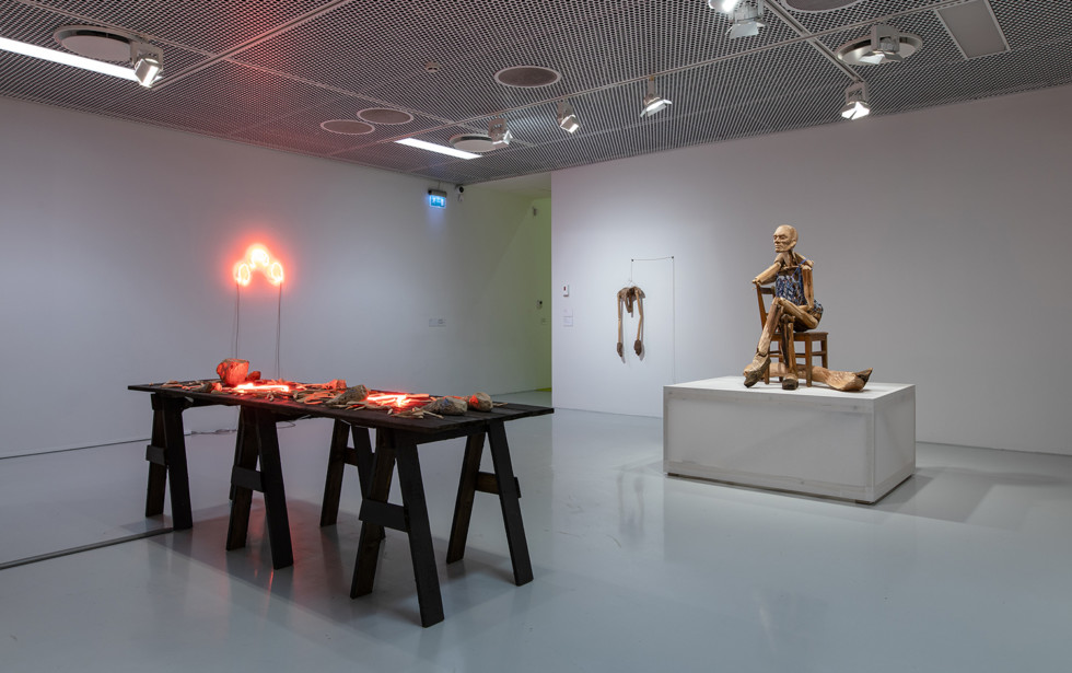 Foto av utställningsrum med träskulpturer