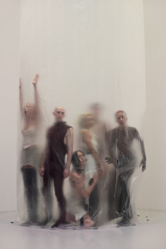 Foto av sex personer som framför performance