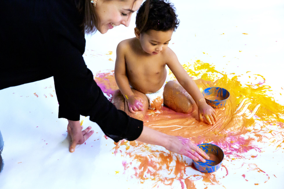 Mamma och baby målar tillsammans