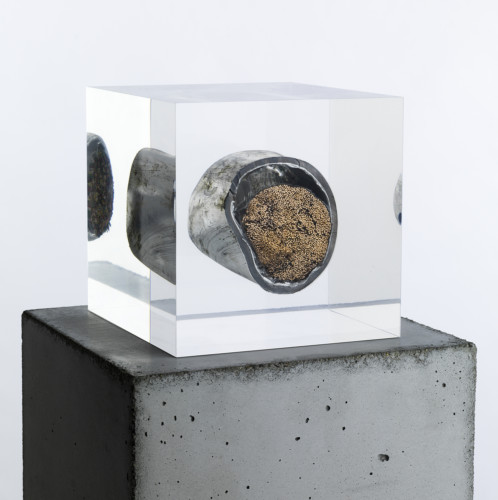 Foto av konstobjekt på piedestal