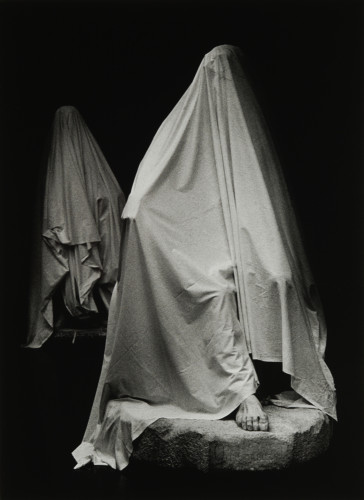 Svart vitt foto av skulpturer övertäckta med tyg