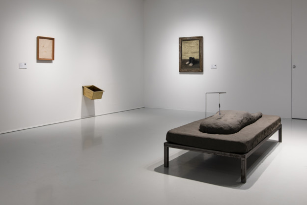 Foto av utställningsrum med flera konstverk