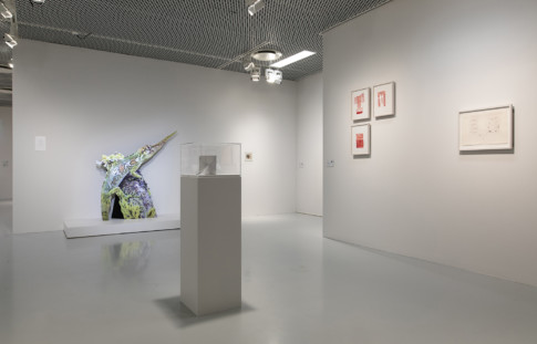 Foto av utställningsrum med flera konstverk