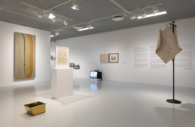 Foto av utställningsrum med flera konstverk