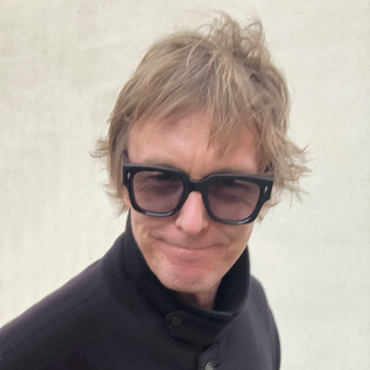Foto av man med mörka glasögon