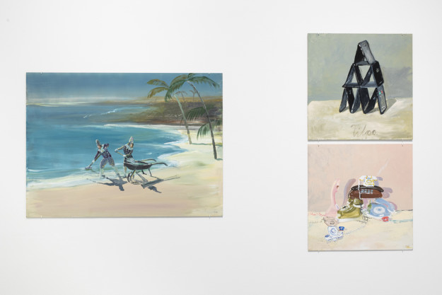 Foto av utställningsrum med målningar