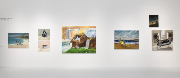 Foto av utställningsrum med målningar