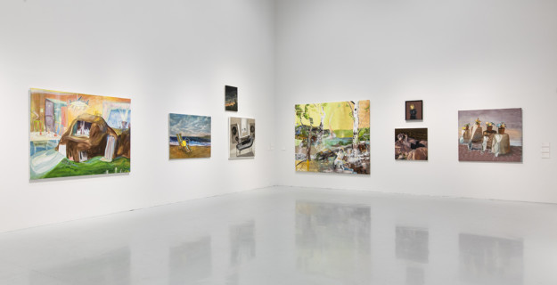 Foto av utställningsrum med målningar