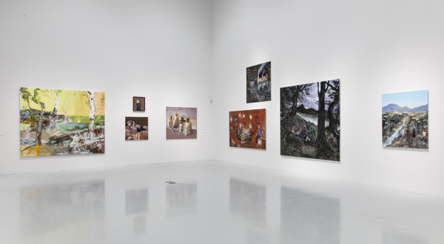 Foto av utställningsrum med målningar