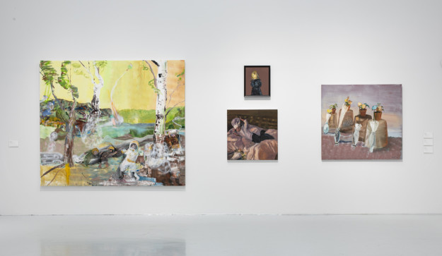 Foto av utställningsrum med målningar