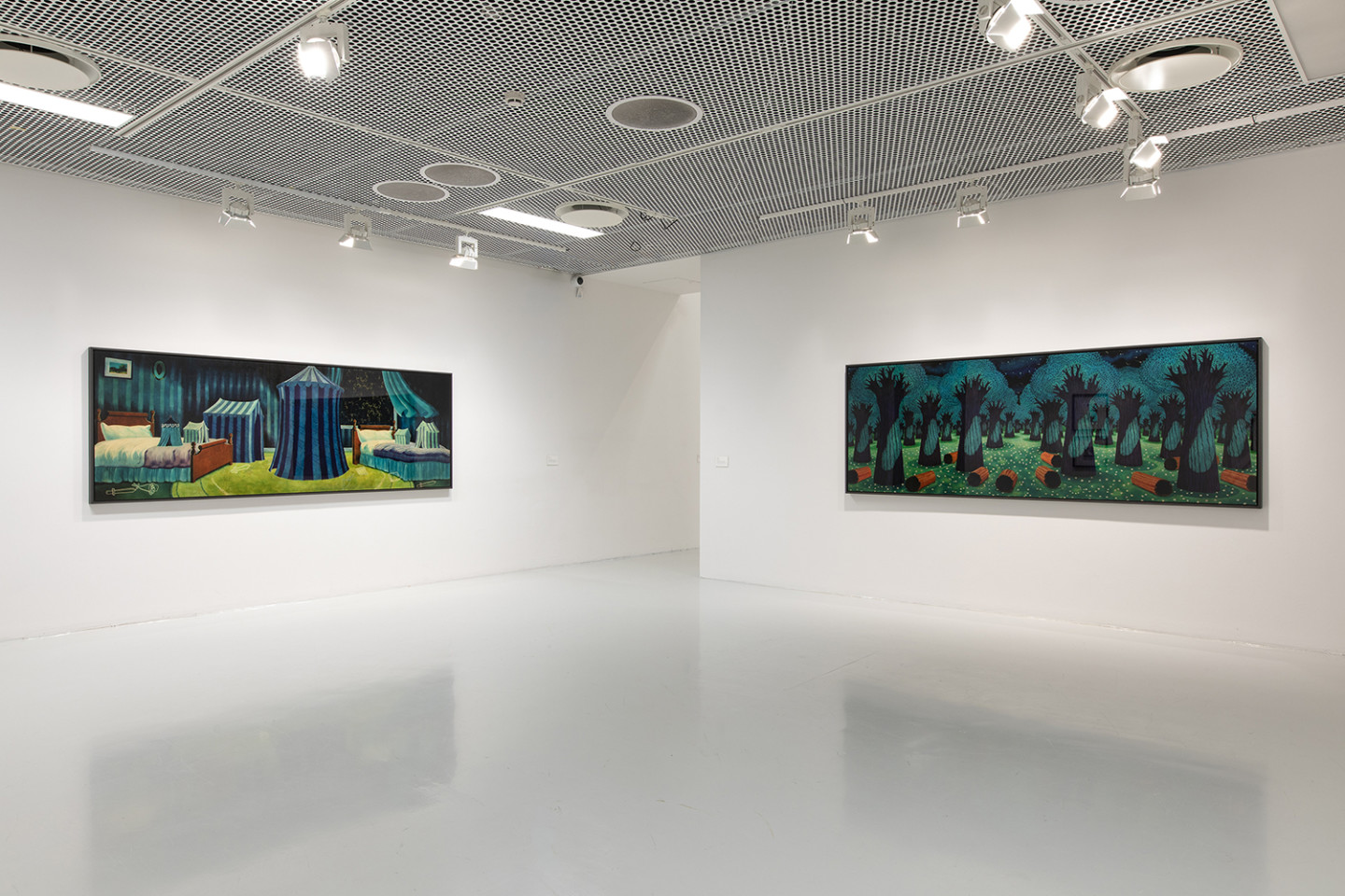 Foto av utställningsrum med målningar