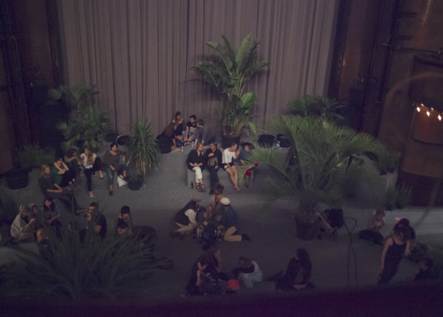 Foto av publik i ett rum med växter