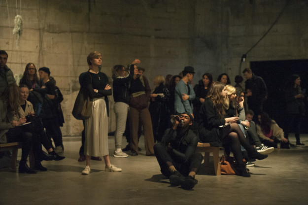 Foto av rum med publik