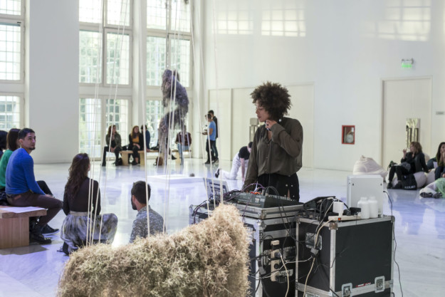 Foto av rum med publik och DJ