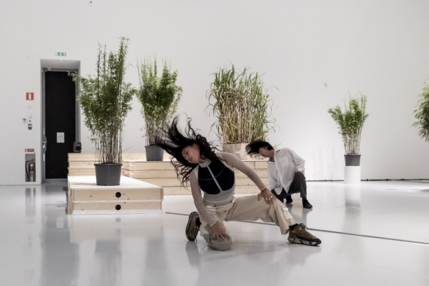 Foto med personer och växter i utställningsrum