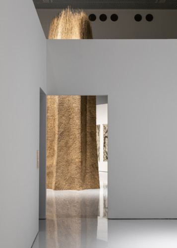 Foto av utställningsrum med konstverk