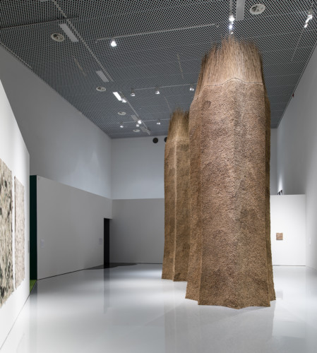 Foto av utställningssal med konstverk