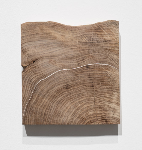 Objekt på vägg gjort av trä och silver