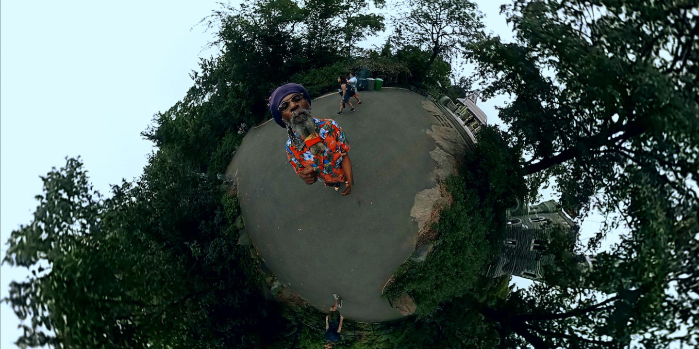 stillbild från film med människor omgivna av träd