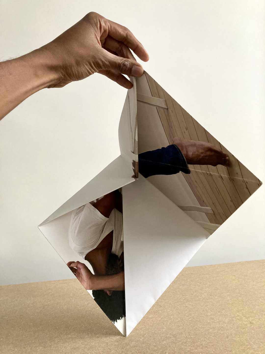 Hand som håller ihopvikt papper