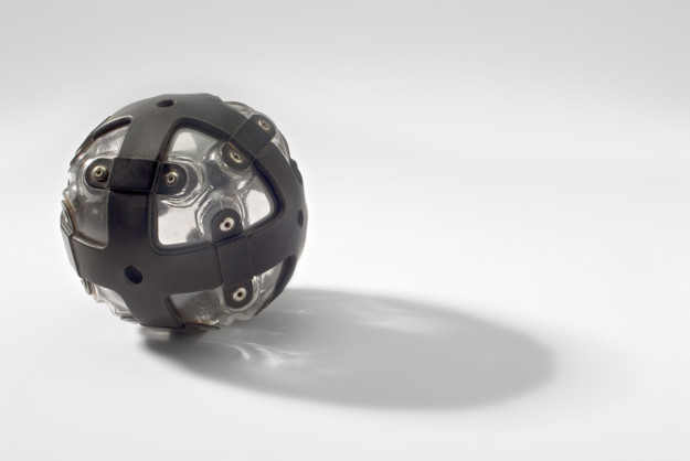 Runt objekt i svart och transparent material