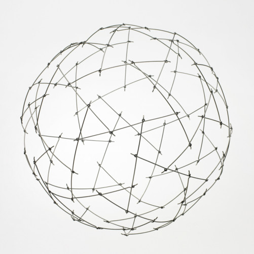 rund skulptur av metalltrådar