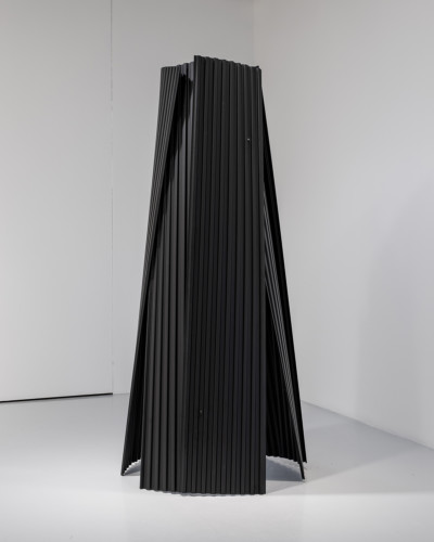 foto av svart skulptur som står på golvet