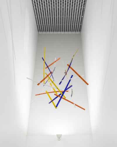 foto av flerfärgad hängande skulptur