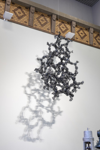 foto av hängande skulptur