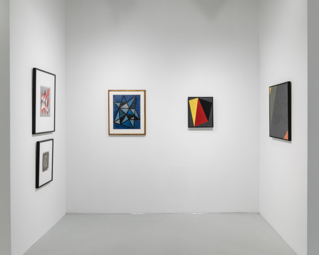 foto av fem målningar i utställning