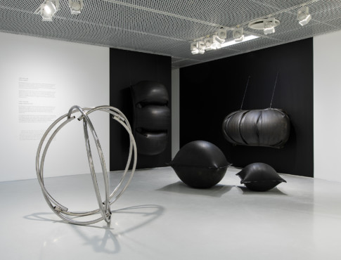 utställningsrum med skulpturer