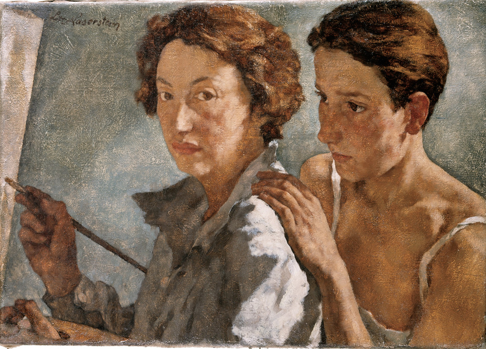 två kvinnor den ena med pensel i handen